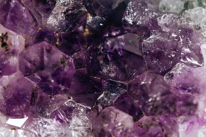 Este mineral tiene la capacidad de transmutar la energía y aumentar el nivel o vibración baja