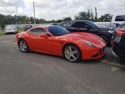 Este modelo de la escudería fundada por Enzo Ferrari alcanza una velocidad máxima de 316 km/h Crédito: Twitter