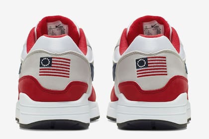 Este modelo de zapatillas Nike generó polémica por la bandera estadounidense que lleva impresa