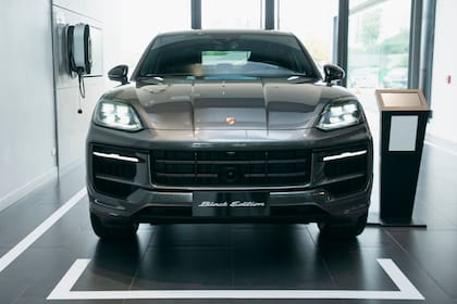 Este modelo es un Porsche Cayenne Black Edition