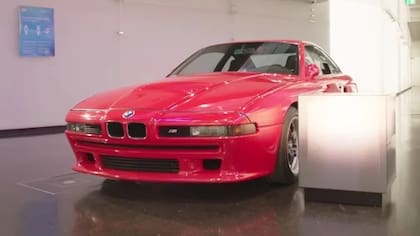 Este modelo exclusivo de BMW llama la atención por el contraste entre su estilo clásico y elegante, y su color moderno y arriesgado