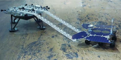 Este modelo muestra cómo Zhurong descenderá desde su plataforma de aterrizaje