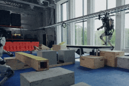Este movimiento, que los humanos pueden realizar con relativa facilidad, fue uno de los mayores desafíos que tuvieron los ingenieros de Atlas para superar una barra con la asistencia del brazo