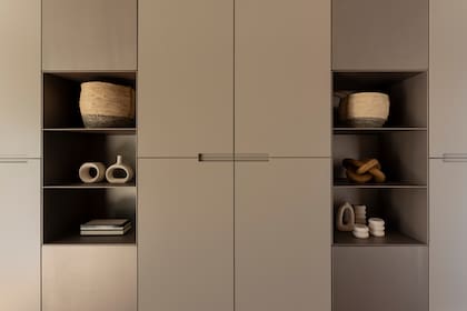 Este mueble (Margen por Fallone) es de madera laqueada (Sherwin-Williams) y chapa, para lograr espesores mínimos y una paleta sutil. La chapa también está pintada, con un brillo leve y efecto metalizado. Canastos y objetos de cerámica (A.Hus).