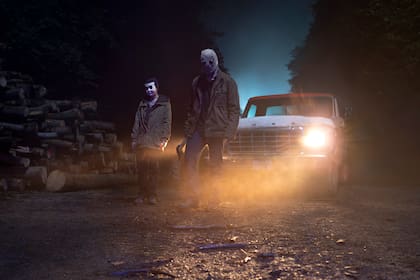 Este nuevo film recupera la idea original de la "franquicia" (una pareja de vacaciones en una casa aislada recibe la visita de tres extraños enmascarados), y pone la dirección en manos del veterano Renny Harlin