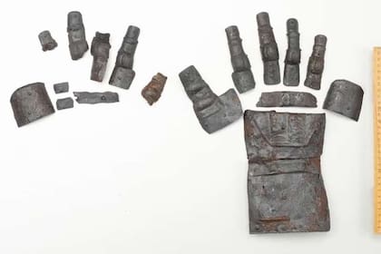 Este objeto conservó sus piezas metálicas pertenecientes al guante derecho e incluso muchas de ellas no muestran signos del paso del tiempo