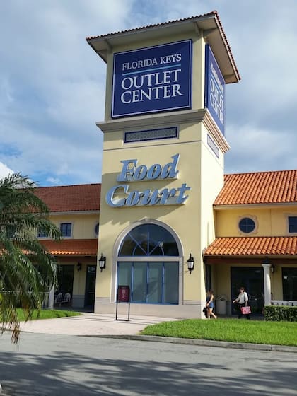Este outlet se ubica en 250 E Palm Dr, Florida City
