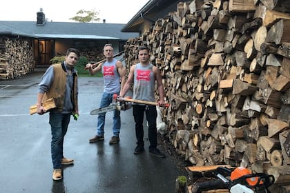 Este padre soltero de seis hijos pasó meses cortando madera para repartir a quienes menos tienen.