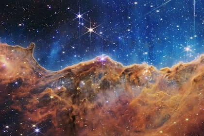 Este paisaje de ‘montañas’ y ‘valles’ es una joven región de formación de estrellas en la Nebulosa Carina