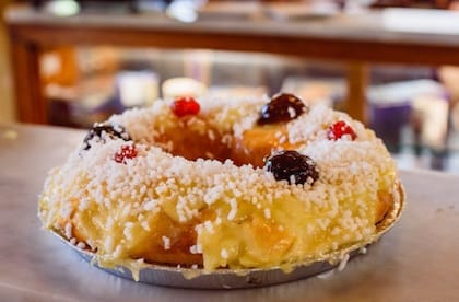 Este pan se elabora con harina, sal, azúcar, levadura, agua, mantequilla y huevo, además de semillas de anís o ralladura de naranja y frutas cristalizadas (principalmente higo, acitrón y ate de color rojo). Y por sus mismos ingredientes puede clasificarse dentro del grupo alimenticio de los carbohidratos