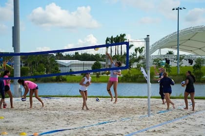 Este parque cuenta con canchas de voleibol, basquetbol y fútbol