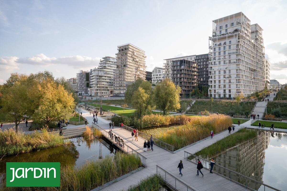 Este parque sostenible de 10 hectáreas conecta distintos barrios del distrito 17 de París y se integra a la ciudad como un espacio natural, que va cambiando de tonos según las estaciones.