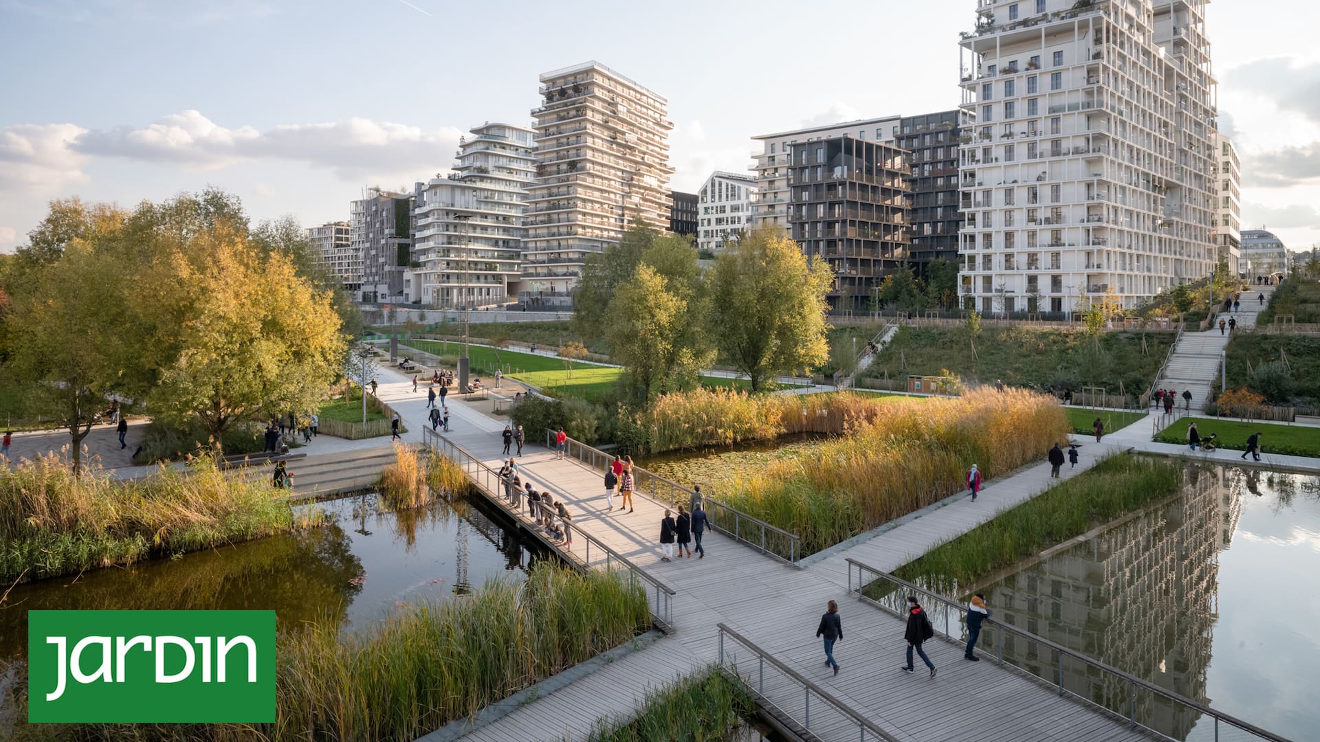 Este parque sostenible de 10 hectáreas conecta distintos barrios del distrito 17 de París y se integra a la ciudad como un espacio natural, que va cambiando de tonos según las estaciones.