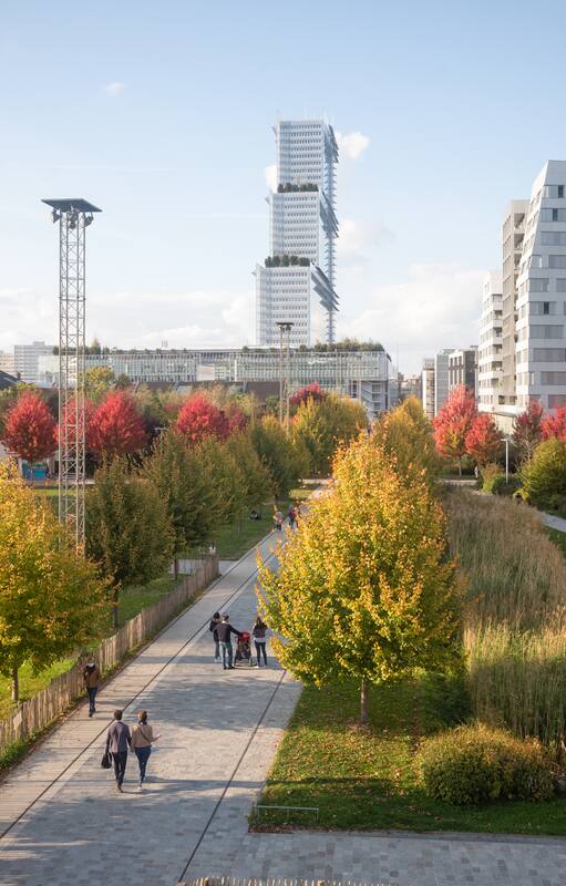 Este parque sostenible de 10 hectáreas conecta distintos barrios del distrito 17 de París y se integra a la ciudad como un espacio natural, que va cambiando de tonos según las estaciones.