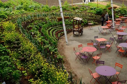 Este patio de comidas está rodeado por una gran huerta que representa al sentido del gusto