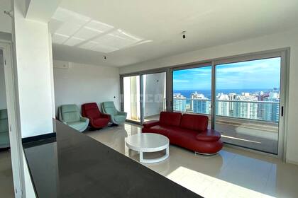 Este penthouse de dos habitaciones y dos baños tiene una superficie total de 91 metros cuadrados.