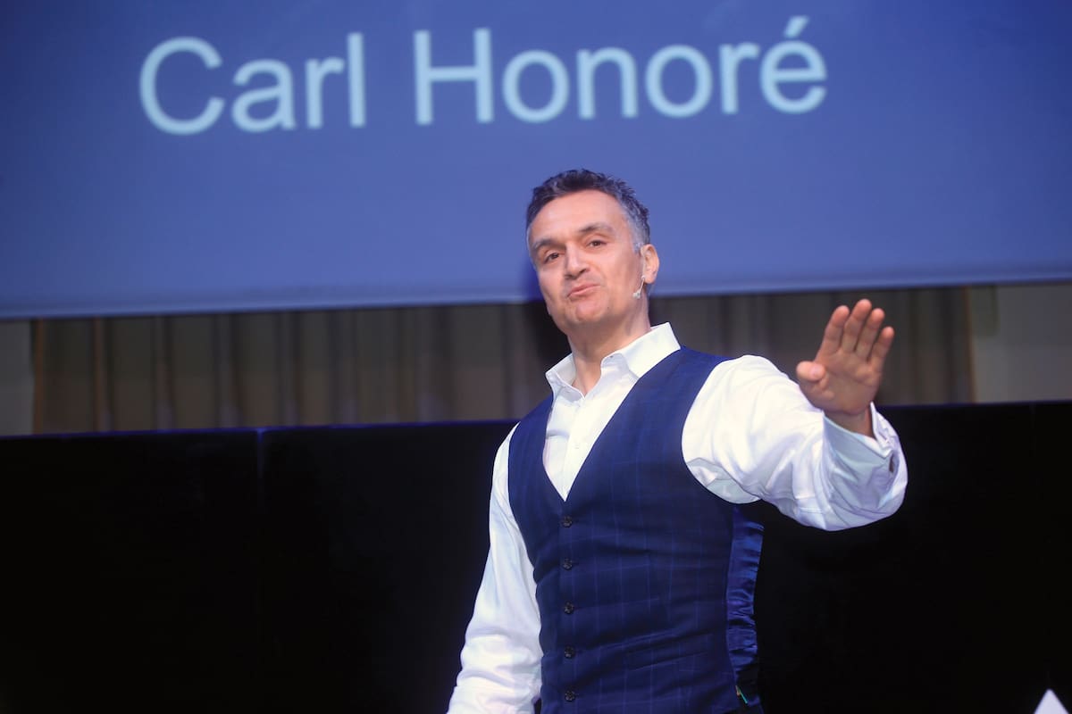 Este periodista y escritor que nació en Escocia (1967), creció en Canadá (es canadiense) y vive en Londres propone –desde Elogio de la experiencia (RBA)– aprovechar la madurez para alcanzar un mayor disfrute. Se libro se publicó en 2019 y ya fue traducido a más de 30 idiomas