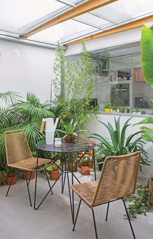 La entrada principal es por el patio techado con vidrio de seguridad sostenido por vigas de madera de pino Paraná y sistema de apertura mediante poleas (todo de Estudio Alonso-Crippa).