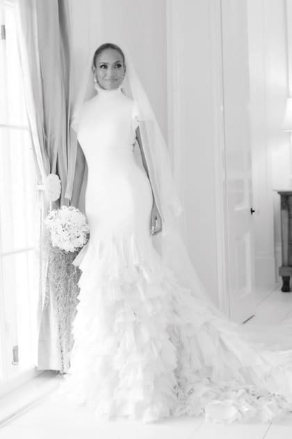 Este primer traje fue elaborado con más de 1000 pañuelos y 500 metros de tela que daban forma a los volados, cosidos a mano, para crear una falda voluminosa y romántica.