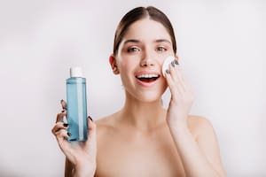 Estos son los beneficios del agua micelar para el pelo