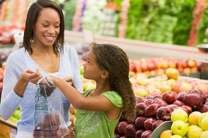 Este programa incluye educación nutricional para fomentar hábitos alimenticios saludables y estilos de vida sostenibles