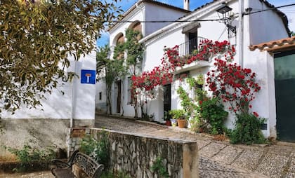 Este pueblo se caracteriza por sus calles estrechas y empedradas y sus casas de tipo popular.