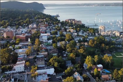Este pueblo se encuentra a orillas del Hudson y se destaca como uno de los grandes atractivos turísticos de la región