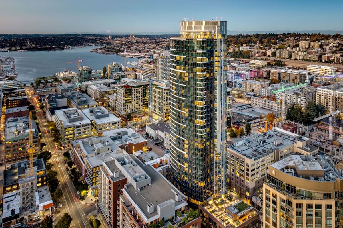 Este rascacielos es la última compra que realizó Amancio Ortega: pagó más de US$300 millones por este rascacielos ubicado en Seattle