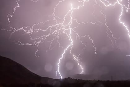 Este ritual se originó en Asia, donde las mujeres colocaban arroz en el techo de sus casas para alejar los rayos durante las tormentas