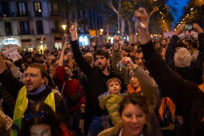 Este sábado, las calles del centro de la ciudad se llenaron de gente agitando las llaves de sus casas como símbolo de su reclamo