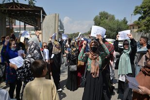 Este sábado las mujeres marcharon por tercera vez desde que los talibanes tomaron el poder de Afganistán para reclamar por sus derechos (AFP)