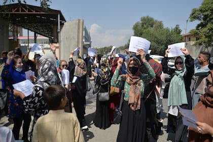 Este sábado las mujeres marcharon por tercera vez desde que los talibanes tomaron el poder de Afganistán para reclamar por sus derechos (AFP)