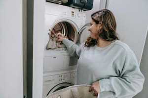 Este sencillo truco ayuda a que la ropa no se arruine con los lavados (imagen ilustrativa)
