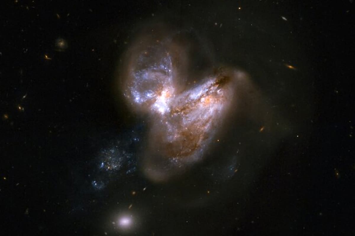 Este sistema consta de un par de galaxias, denominadas IC 694 y NGC 3690, que pasaron cerca hace unos 700 millones de años. Como resultado de esta interacción, el sistema experimentó un feroz estallido de formación estelar. En los últimos quince años, más o menos, han estallado seis supernovas en los confines de la galaxia, lo que convierte a este sistema en una distinguida fábrica de supernovas.