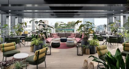 Este sky bar reúne exuberantes paredes de vegetación, los mejores cócteles artesanales de su clase y sabrosos bocados junto con sesiones íntimas de música en vivo.
