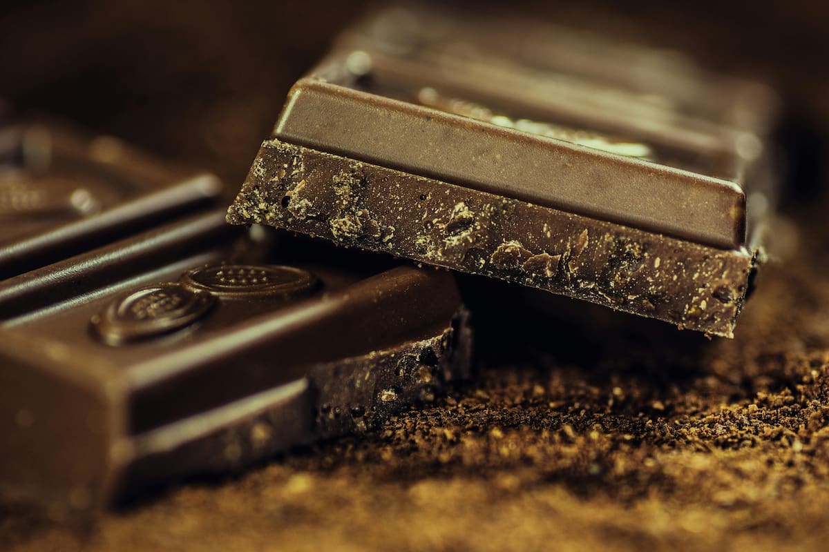 Este tipo de chocolate se elabora a partir del cacao y se distingue por su sabor amargo.