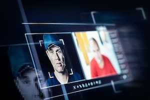 Este tipo de estafas con IA se conoce como "deepfake": el algoritmo de IA "aprende" cómo se mueve y gesticula una persona a partir de videos reales de ella