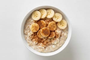 Este tipo de preparación se ha popularizado entre quienes buscan ganar masa muscular de forma saludable, ya que combina carbohidratos, proteínas y nutrientes esenciales para el organismo