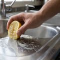 Por qué se recomienda frotar limón y sal gruesa en la bacha de la cocina