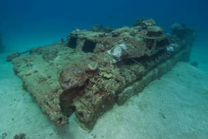 Este vehículo se encuentra sumergido a unos 15 metros de profundidad en la Unidad Agat del Parque Histórico Nacional de la Guerra del Pacífico y es una de las pocas reliquias submarinas de la batalla que se conocen en la actualidad