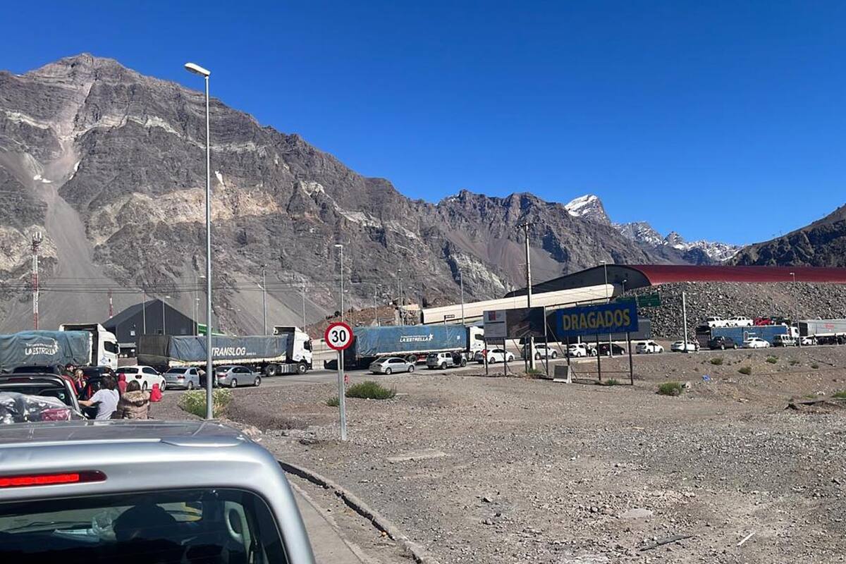 Este verano se registran largas filas para cruzar la frontera entre la Argentina y Chile, por el paso Cristo Redentor