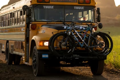 "Este viaje comenzó el día que nos subimos a una camioneta, incluso antes de convertir un micro escolar en nuestro hogar"