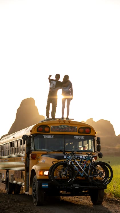 "Este viaje comenzó el día que nos subimos a una camioneta, incluso antes de convertir un micro escolar en nuestro hogar"