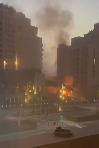 Este video, tomado de imágenes UGC publicadas en redes sociales el 28 de febrero de 2026, muestra humo y llamas elevándose desde el emblemático archipiélago de La Palma de Dubái