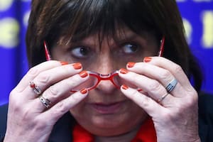 Este viernes 25 de octubre, a las 12 45 hs., en la Sede del Ministerio de Seguridad de la Nación, simultáneamente con varios países, daremos a conocer al jefe operativo de Hezbolá en Latinoamérica, quien es el principal partícipe y responsable de operaciones de reclutamiento, y planificación de numerosas acciones terroristas, y a su vez tomó parte en los Atentados de la AMIA y la Embajada de Israel.
Dicho anuncio tiene una magnitud a la altura de la muerte de Hasán Nasrallah, quien fuera clérigo y político libanés que se desempeñó como secretario general del partido político y cuerpo armado chií Hezbolá, en el proceso de desmantelar y descubrir su red y apoyos con documentación respaldatoria.Política; Seguridad; Patricia Bullrich; Ministerio de Seguridad; Operación Internacional; Denuncia por Terrorismo; Sergio Naifert; Ricardo Ferrer Picado
