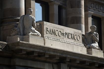 Este viernes, el peso revierte su avance de la semana y es afectado por el recorte de 50pb en la tasa de interés de Banxico