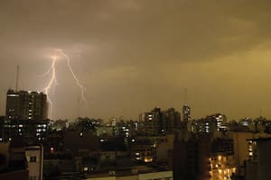 Hubo fuerte actividad eléctrica, calles inundadas, caída de granizo y cortes de luz