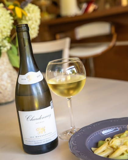 Este vino blanco se elabora a partir de una variedad de uva de piel verde de origen francés