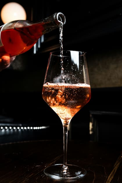Este vino se convierte en un buen acompañante de los platos de fuerte sabor (imagen ilustrativa)