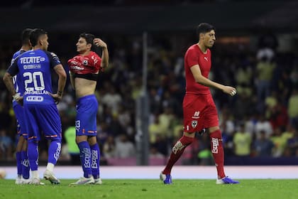 Esteban Andrada se va expulsado en Monterrey por último recurso: tocó la pelota con las manos para evitar un contraataque en la mitad de la cancha